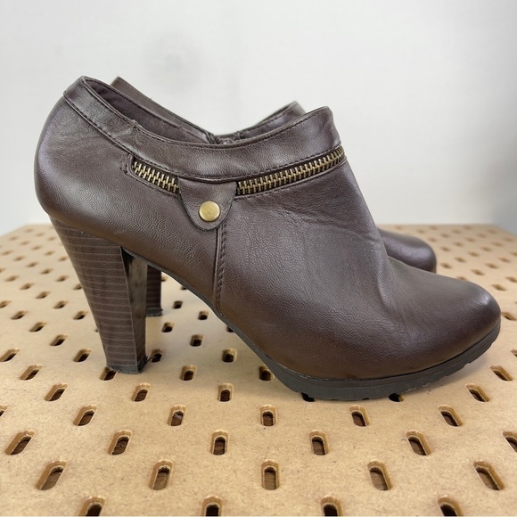 White Mountain Women’s Smirk Vegan Zip Ankle Bootie in Chestnut 3.5” Size 7 Wide - Picture 2 of 7